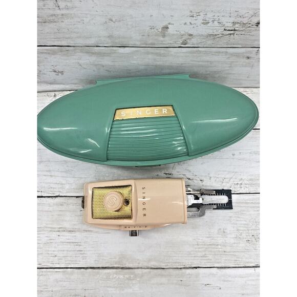 Vintage Retro SINGER #2482607 Clamshell Plastic Case Buttonholer Attachment - Picture 2 of 12